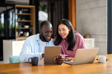 Çevrimiçi eğlence ve sosyal medya. Dijital dünyanın tadını çıkaran, bağlı kalan ve internetin olasılıklarını araştıran çeşitli, etnik çeşitlilikte bir çift.