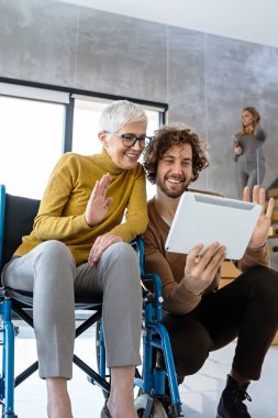 Çeşitli iş adamları modern bir ofiste toplantı sırasında çizelgeleri tartışıyor. Girişim, mali istatistikler, takım çalışması kavramı