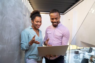 Başlangıçta yaratıcılık, yenilik, takım çalışması ve başarı ve büyüme için modern iş kültürüyle birlikte çalışan genç profesyoneller