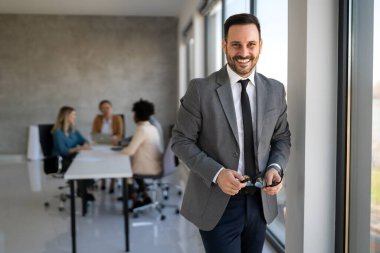 Başarılı yönetici, küresel kurumsal başarı için iş büyümesini, ortaklığı, pazarlığı ve finansal stratejiyi gururla temsil ediyor.