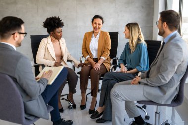 Şirket, çeşitliliğin, eşitliğin, aidiyetin, saygılı kültürün ve katılımcı liderliğin her çalışanı desteklemek için geliştiği kapsamlı bir iş sahası sağlıyor.