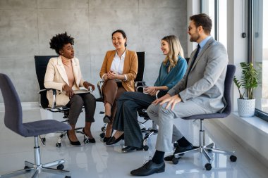 Odaklanmış bir lider ve meslektaşları, güven ve başarı üzerine kurulmuş verimli bir ofis ortamında takım çalışması, işbirliği, iletişim ve strateji sergilediler.