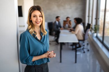 Modern ofisteki kendine güvenen iş kadını yönetici liderlik, profesyonel başarı ve kurumsal kariyer başarısı sergiliyor.