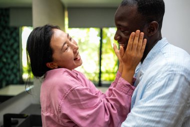 Kaliteli zaman ve güven. Mutlu çift, birlikte anlamlı anların tadını çıkarıyor. Sıcak ve keyifli bir atmosferde sevgi, bağlantı ve karşılıklı memnuniyet.