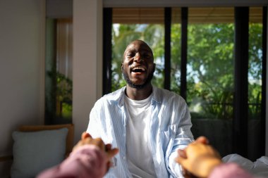 Karşılıklı saygı ve mutlu, başarılı bir ilişki. Sevgi dolu bir çift güven, uyum ve birlikteliğin tadını çıkarıyor, birlikte güçlü ve tatmin edici bir hayat kuruyorlar.