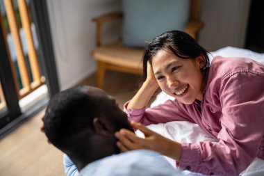 Kaliteli zaman ve güven. Mutlu çift, birlikte anlamlı anların tadını çıkarıyor. Sıcak ve keyifli bir atmosferde sevgi, bağlantı ve karşılıklı memnuniyet.