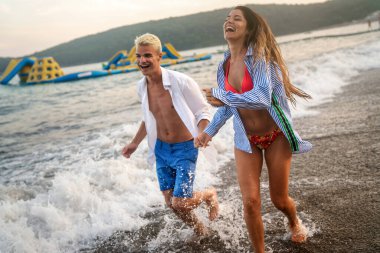 Hayatı ve bağlantıyı kutlayın. Mutlu sahile bakan anlar mutluluğu, dengeyi ve doğadaki paylaşılan deneyimlerin güzelliğini yansıtır.