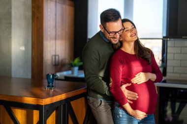 Beklentiler, hamilelik isteği. Genç ve mutlu bir çift, birbirine aşık bir kadın ve erkek, ebeveyn olmak için sabırsızlanıyor. Yeni bir hayat kavramı, yeni bir aile olmak.