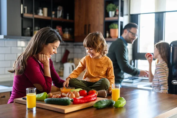 Mutlu bir aile mutfakta eğleniyor, hafta sonları birlikte güzel vakit geçiriyorlar. Aile, mutluluk konsepti