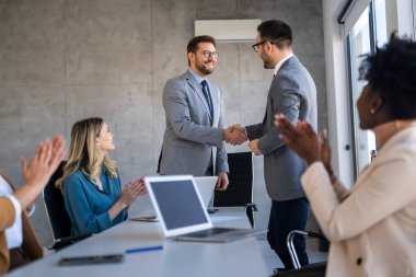 Çeşitli etnik çeşitlilikteki girişimci ve iş adamlarından oluşan başarılı bir grup, kurumsal ofiste hedeflerine ulaşıyor.