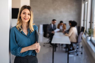 Şirket ofisinde çalışan başarılı çok kültürlü iş adamlarının portresi. Hibrit ofis ortamında yenilik, fintech ve dijital projelerde işbirliği yapan farklı kültürlerden çeşitli profesyoneller