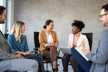 Çeşitli iş adamları grup terapisi seansında daire çiziyor. İş koçu eğitim personeli, eğleniyor, iş yerinde takım oluşturma aktivitesi