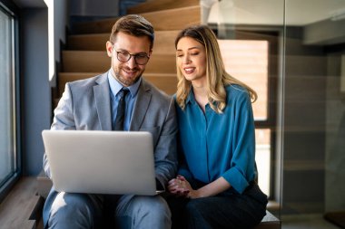 Modern ofisteki çok kültürlü iş adamları dijital teknoloji, bulut çözümleri ve takım çalışmasını kullanarak birlikte şirket başarısı elde ediyorlar.