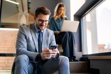 Modern bir ofiste, başarılı bir iş adamı telefon iletişimi, liderlik, strateji ve profesyonel hırsı gösteren birden fazla iş yapar.