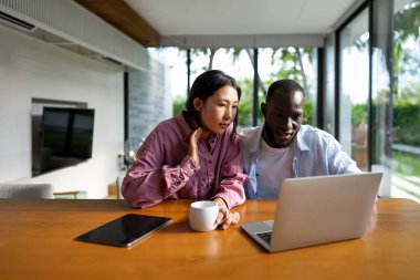 Dijital göçebe olan ve her ay farklı bir ülkeden gelen mutlu, çok uluslu bir çift. Girişim serbest çalışma konsepti.
