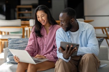 İki farklı genç girişimci iş adamı yeni bir proje başlatılmasını tartışıyor. Kadın ve erkek uzaktan bilgisayarla çalışıyor. Erkek kadın serbest çalışanlar birlikte çalışıyor. Dijital Göçebe