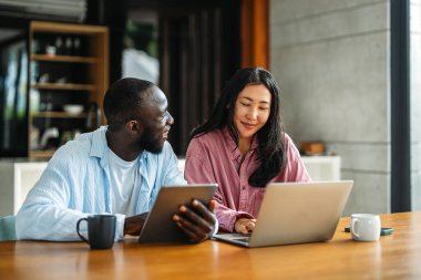 Uzaktan çalışma ve dijital iş. Çevrimiçi işbirliği yapan, projeleri yöneten ve çalışmalarının geleceğini her yerden kucaklayan çeşitli çiftler
