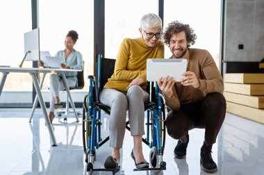 Meşgul iş adamları, programcılar yazılım geliştirici mühendisi ofiste bilgisayar üzerinde çalışıyor. Çok ırklı programcı bir uzman grup, birlikte çalışıyorlar.