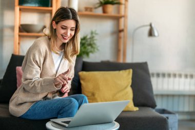 Genç kadın etkiler içeriği evden kaydeder, sosyal medya ve dijital hikaye anlatımı yoluyla dinleyicileriyle bağlantı kurar