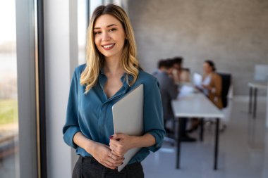 Ofis ortamındaki iş kadını, takım çalışması, işbirliği, liderlik ve yenilikleri çağdaş iş hayatının temel unsurları olarak vurguladı