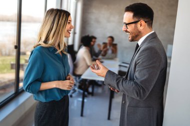 Bir iş ekibi günlük işleri, yapılandırılmış iş akışını, zaman yönetimini ve ofis verimliliğini yönetir, rutin süreçleri ilerlemeye ve profesyonel büyümeye çevirir