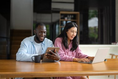 Uzaktan çalışma ve dijital iş. Çevrimiçi işbirliği yapan, projeleri yöneten ve çalışmalarının geleceğini her yerden kucaklayan çeşitli çiftler
