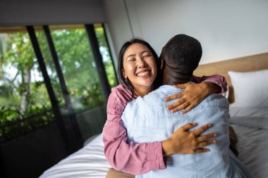 Mutlu çok ırklı çift, sevgi ve kucaklaşma birlikte vakit geçirdikleri için neşeli bir mutluluk içinde gülüyorlar. Çeşitlilik, mutluluk insanları sevme kavramı