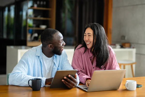 Uzaktan çalışan çok kültürlü bir çift, çevrimiçi finans ve yatırım planlıyorlar. Dijital göçebe yaşam tarzı, takım çalışması ve her yerden gelen akıllı finansal kararlar.
