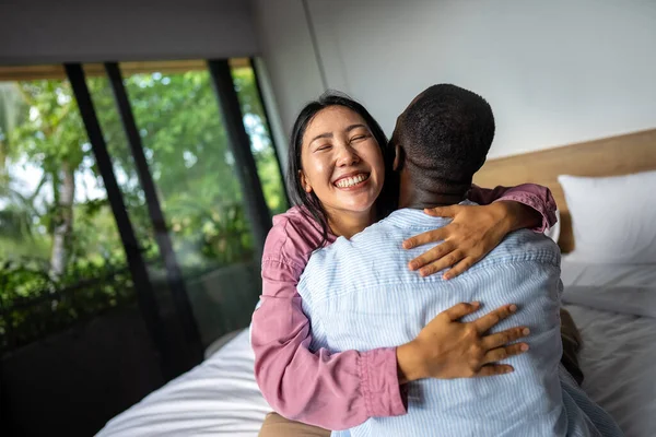 Mutlu çok ırklı çift, sevgi ve kucaklaşma birlikte vakit geçirdikleri için neşeli bir mutluluk içinde gülüyorlar. Çeşitlilik, mutluluk insanları sevme kavramı