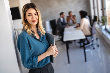 Ofis ortamındaki iş kadını, takım çalışması, işbirliği, liderlik ve yenilikleri çağdaş iş hayatının temel unsurları olarak vurguladı