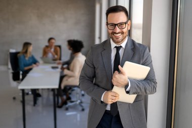 Ofiste dizüstü bilgisayar kullanan genç bir işadamı. Yönetici başarılı finansal fikirleri düşünür. Şirket için problem çözme çözümleri bulmak.