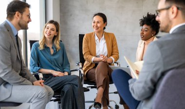 Şirket, çeşitliliğin, eşitliğin, aidiyetin, saygılı kültürün ve katılımcı liderliğin her çalışanı desteklemek için geliştiği kapsamlı bir iş sahası sağlıyor.