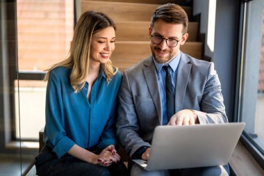 Çok ırklı başarılı iş adamlarının portresi, iş sırasında kurumsal ofiste birlikte çalışmak, konuşmak..