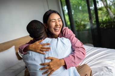 Kaliteli zaman ve güven. Mutlu çift, birlikte anlamlı anların tadını çıkarıyor. Sıcak ve keyifli bir atmosferde sevgi, bağlantı ve karşılıklı memnuniyet.