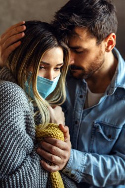 Erkek arkadaşı sağlıksız ortağına koruyucu bakım ve duygusal destek sağladığı için ev karantinası sırasında viral bir hastalıkla başa çıkıyor.