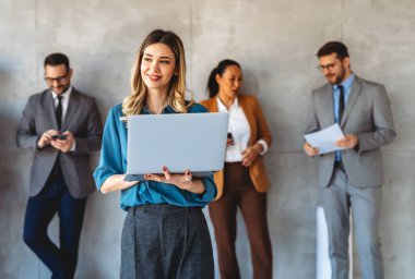 Dizüstü bilgisayarı olan başarılı genç iş kadını, gelecekteki uygulama teknolojisi için araştırma ve programlama alanında yenilik. Girişimci iş sitesi IT yazılımı için gelecekçi ağ, analiz ve geliştirici