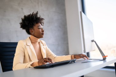 Dizüstü bilgisayarı olan başarılı genç iş kadını, gelecekteki uygulama teknolojisi için araştırma ve programlama alanında yenilik. Girişimci iş sitesi IT yazılımı için gelecekçi ağ, analiz ve geliştirici