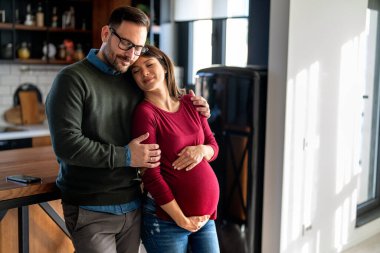 Beklentiler, hamilelik isteği. Genç ve mutlu bir çift, birbirine aşık bir kadın ve erkek, ebeveyn olmak için sabırsızlanıyor. Yeni bir hayat kavramı, yeni bir aile olmak.