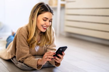 Gülümseyen bir serbest yazar, dijital işleri, sosyal medya aktivitelerini ve günlük çevrimiçi üretkenliği harmanlayarak ev ofisinden online görevleri ve iletişimi yönetir..