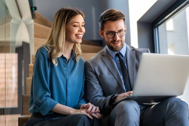 İş dünyasından profesyoneller yapay zeka, makine öğrenimi ve veri analizlerini araştırarak, strateji, büyüme ve başarıya akıllı araçlar ve yenilikler uyguluyorlar.