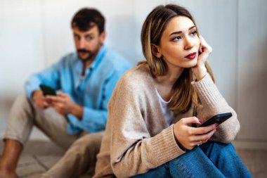 Bir çift, günlük hayatta sessizce birbirlerinin yanından geçer. Duygusal uzaklık, zayıflayan bir bağ ve ortakların sessizliği artık tam olarak bağ kuramaz.