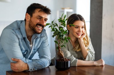 Mutlu çift gülüyor ve evde sevgi dolu bir ilişkiden zevk alıyor, neşe, sevgi ve duygusal bağları kahkahalarla ifade ediyor ve mutluluğu paylaşıyor