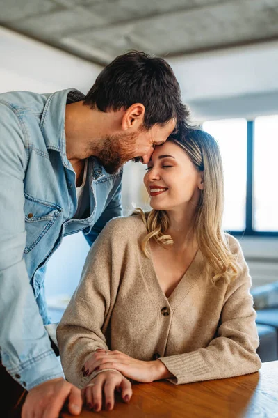 Mutlu çift gülüyor ve evde sevgi dolu bir ilişkiden zevk alıyor, neşe, sevgi ve duygusal bağları kahkahalarla ifade ediyor ve mutluluğu paylaşıyor