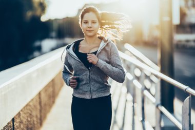 Sportif kadın şehirde koşu