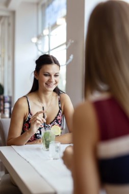 Restoranda konuşan kadın