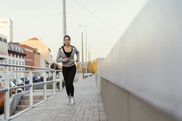 Frau läuft in der Stadt — Stockfoto