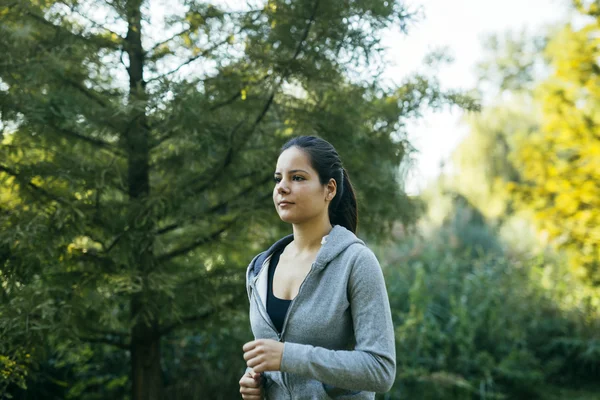 Mujer corriendo en parque — Foto de Stock