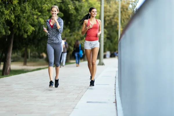 Duas mulheres desportivas a correr na cidade — Fotografia de Stock