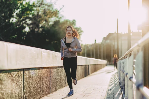 Fitte Frau joggt in der Stadt — Stockfoto