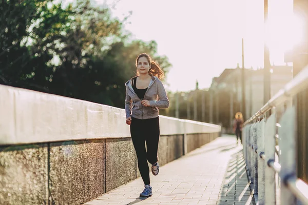 Mujer en forma trotando en la ciudad — Foto de Stock